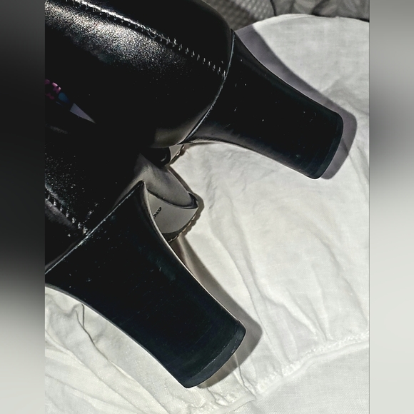 Antonio Melani Bootie/ankle Boots (EUC) - Picture 9 of 14